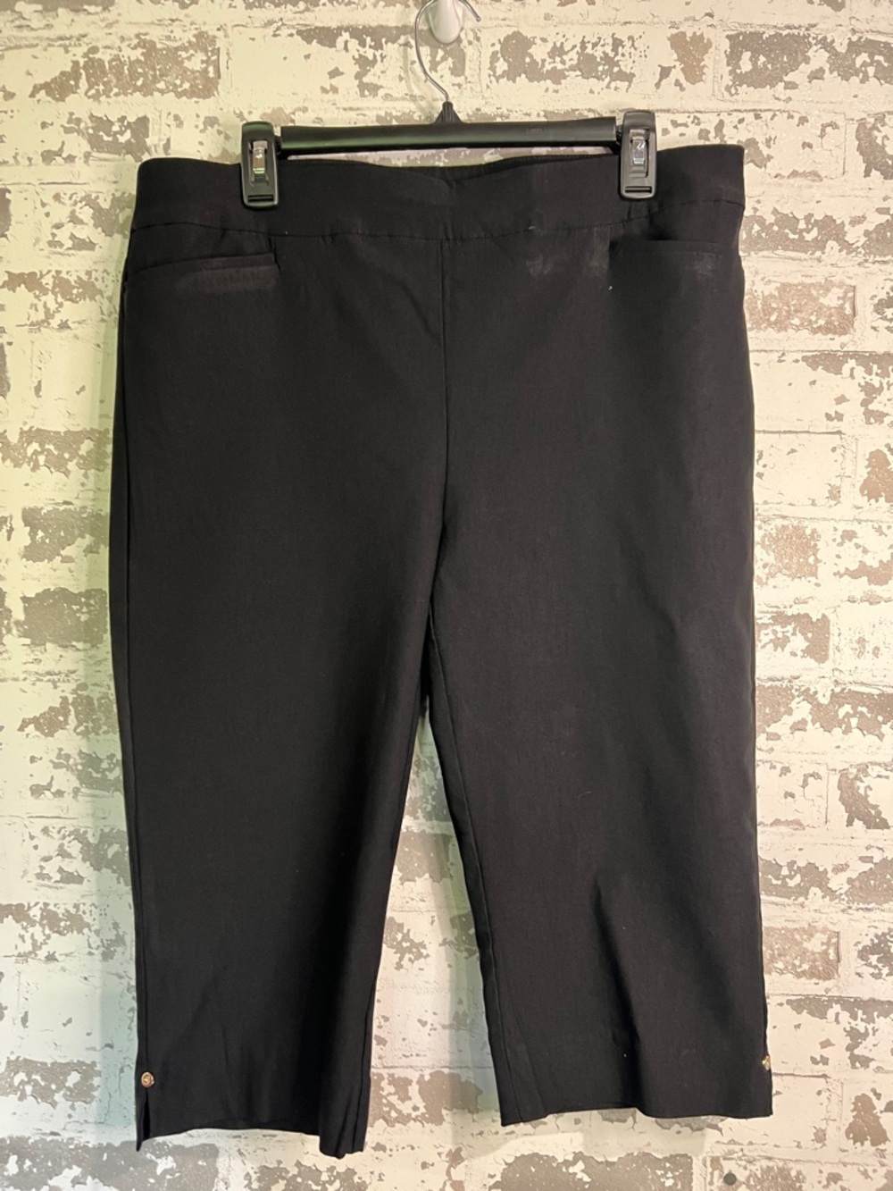 Chico's Black Pull-On Capri Pants
